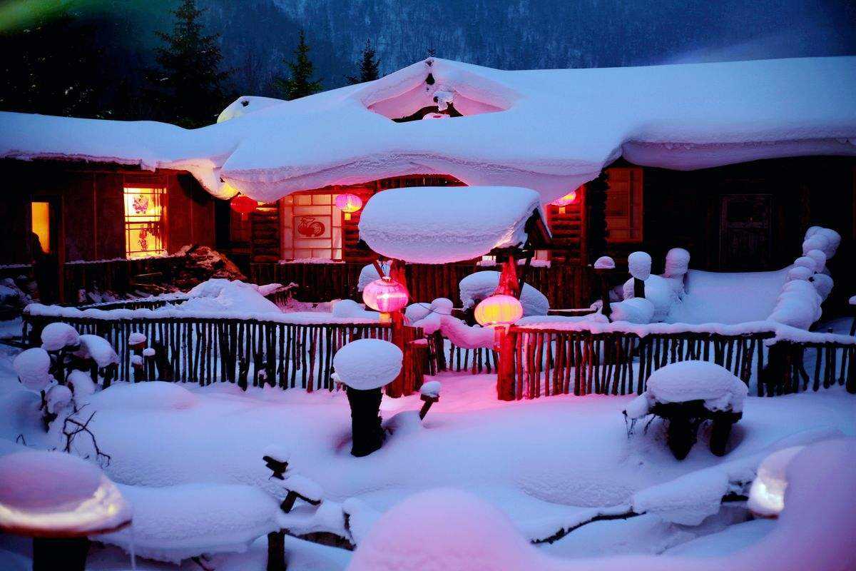 漫天大雪天空飞舞展现最美雪景