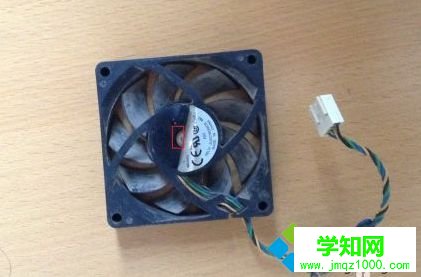 将商标盖住小孔