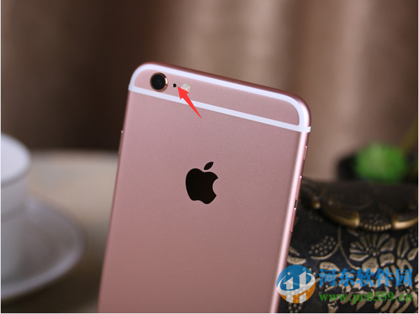 iphone摄像头旁边的小孔是什么？
