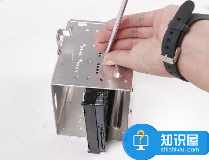 DIY攒机安装硬盘的教程 电脑硬盘怎么安装图解