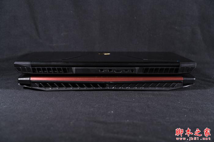 ↑上：X8Ti Plus、下：传统15.6�游戏本
