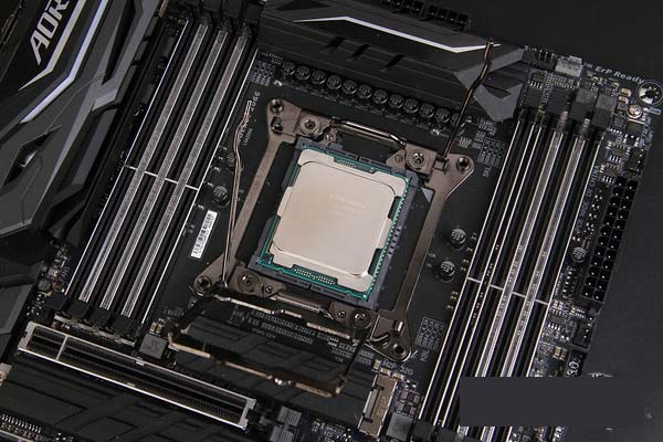 i9-7980XE和i9-7900X哪个好 i9-7900X对比i9-7980XE评测