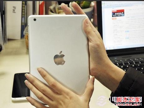 女生单手无法抓住iPad mini