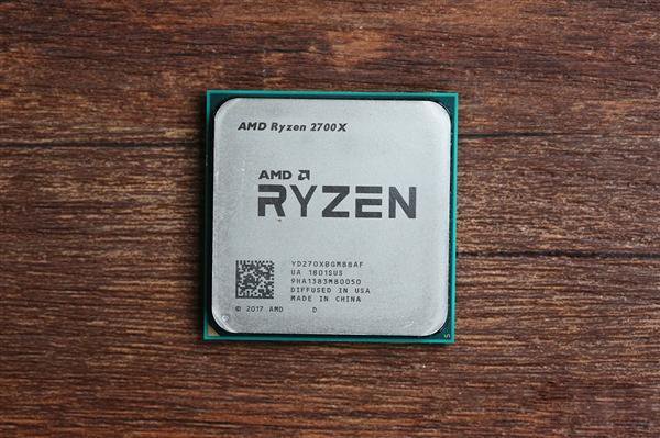 AMD锐龙Ryzen7 2700X盒装自带CPU散热器吗？自带散热器够用吗？