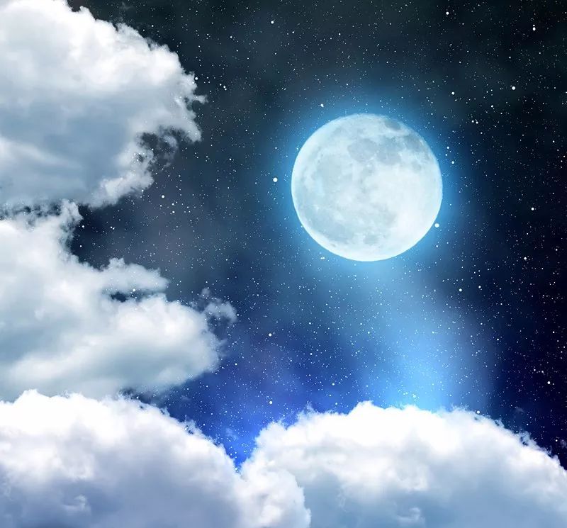 “超级蓝月”现身夜空 这是今年最大、最亮的一次