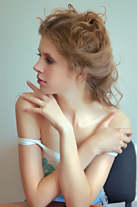 photoshop照片：柔滑粉嫩肌肤美女_webjx.com