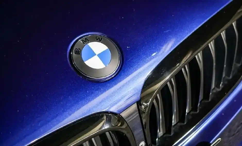 宝马下月起全面启用新Logo：取消镀铬装饰 换成哑光黑环